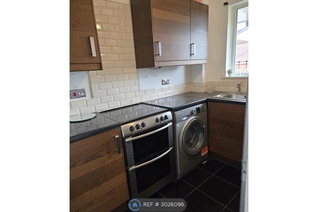Flat, Burnham Road, London photo 2
