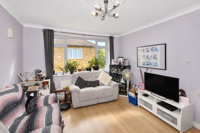 15, Coniston Court, Chessington photo 3