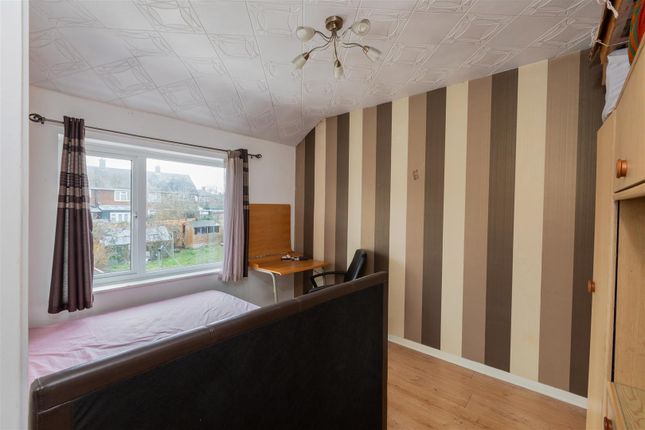 Terraced house for sale in Lydsey Close, Slough