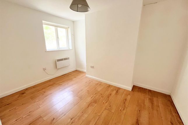 Flat to rent in Caves Road, St. Leonards-On-Sea