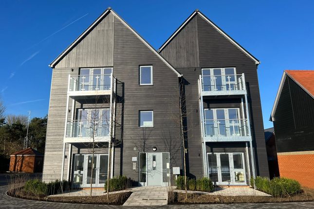 Flat for sale in Elm Apartment At Conningbrook Lakes, Kennington, Ashford