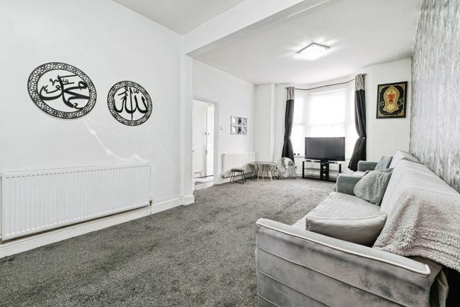 266, Dersingham Avenue, London photo 2