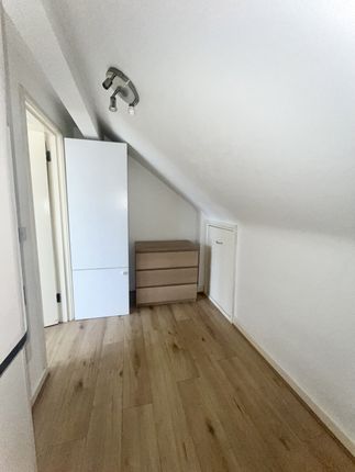 Room to rent in Hedge Lane, London