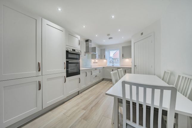 242, Oldham Road, Greater Manchester photo 2