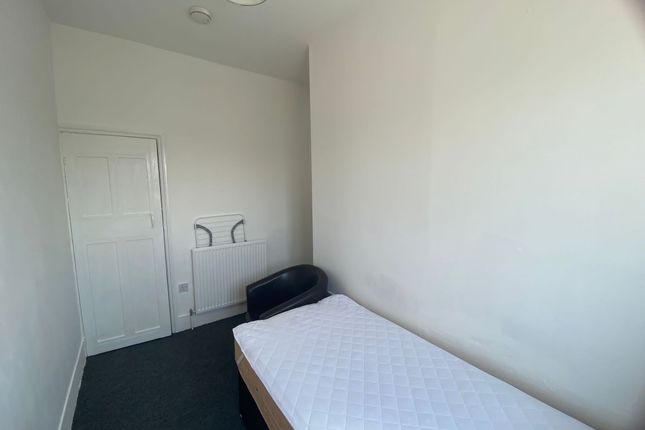 Flat to rent in Mold Road, Wrexham