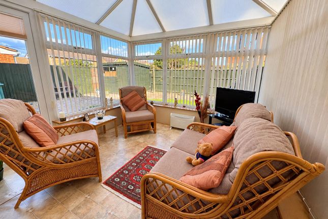 16, Lichfield Drive, Leicester photo 4