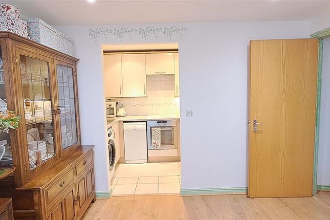24, Camellia House, Feltham photo 3
