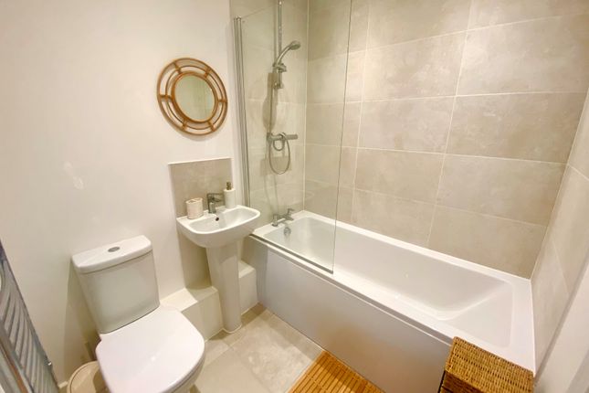 12, Copper Beech Court, LEEDS photo 4