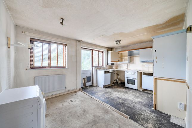 16, Squires Road, Swindon photo 4