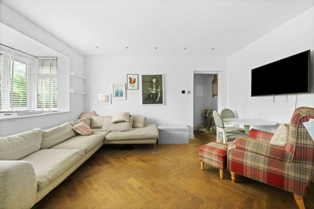 15, Firs Close, Mitcham photo 3