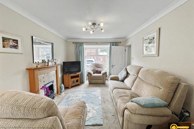 25, Cliveden Walk, Nuneaton photo 2
