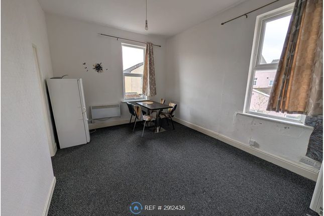 Flat, Irving St, Southport photo 5