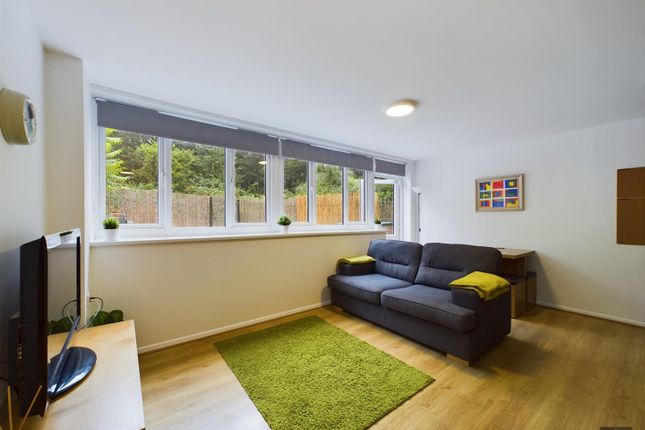 Flat to rent in Copplestone Drive, Exeter