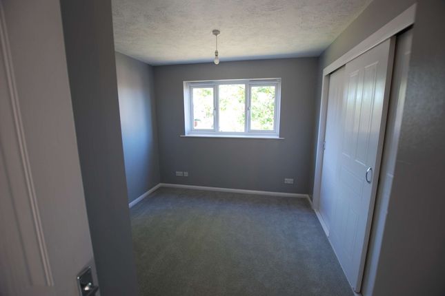 20 Lyon Close, Crawley photo 5