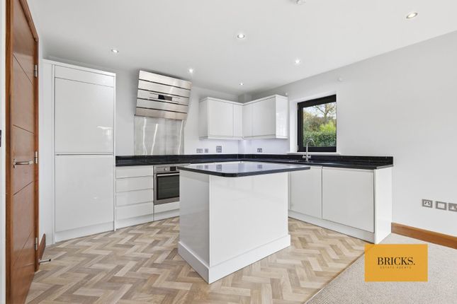 11 Woolston Manor, Abridge Road, Chigwell photo 4