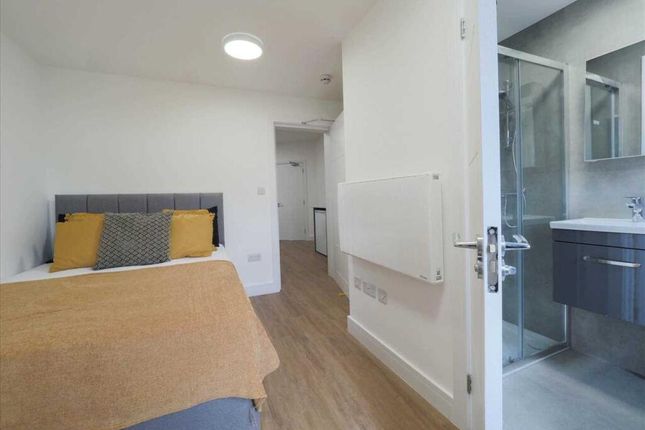 16 Room 3, The Meadow Way, Harrow photo 5