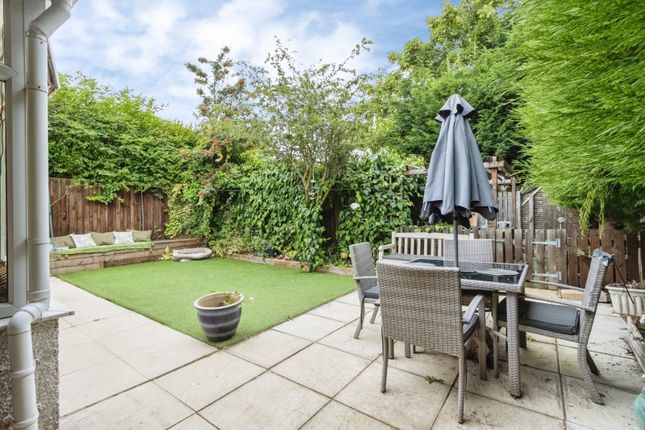 24, Milnthorpe Lane, West Yorkshire photo 4