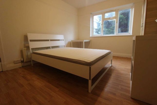 Thumbnail Room to rent in Popes Lane, London