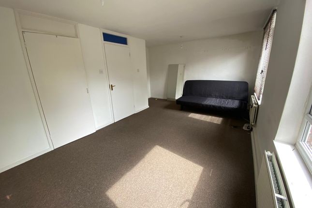 Flat to rent in Reedham Close, London