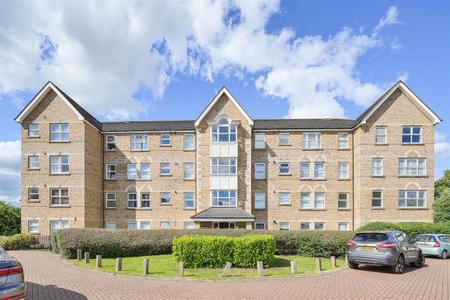 2-bed flat on Cobham Close, London, £315,000