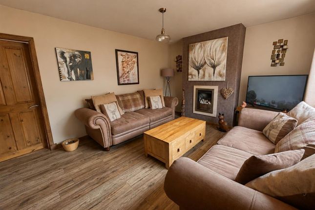 13, Woodhall Crescent, Halifax photo 2