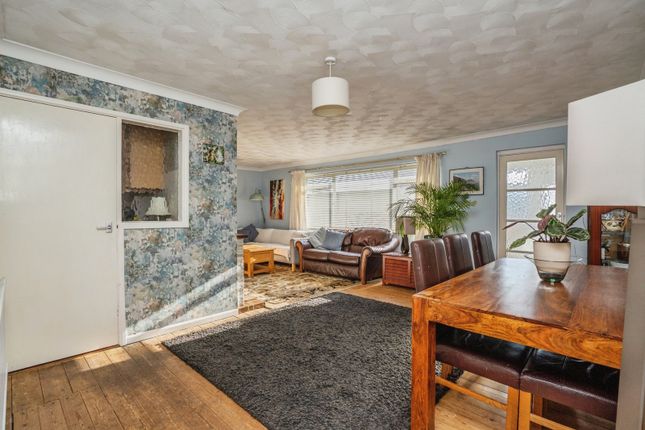 14, Laurel Road, Waterlooville photo 4