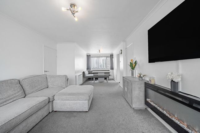 43, Hazelbank Court, Chertsey photo 3