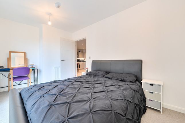 4 Cendal Crescent, London photo 3