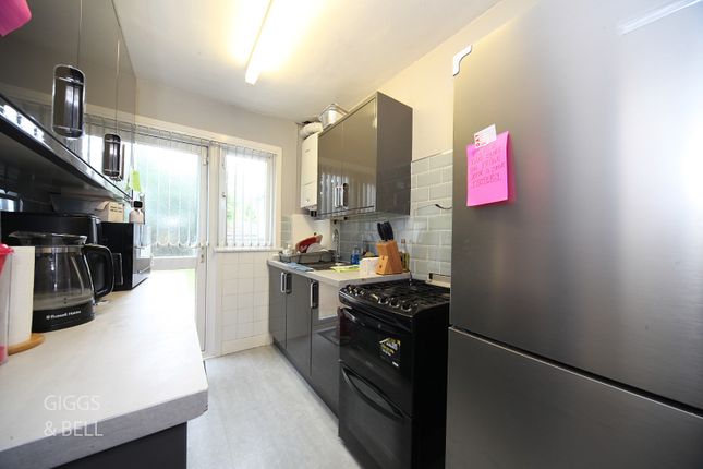 54, Bradley Road, Luton photo 4
