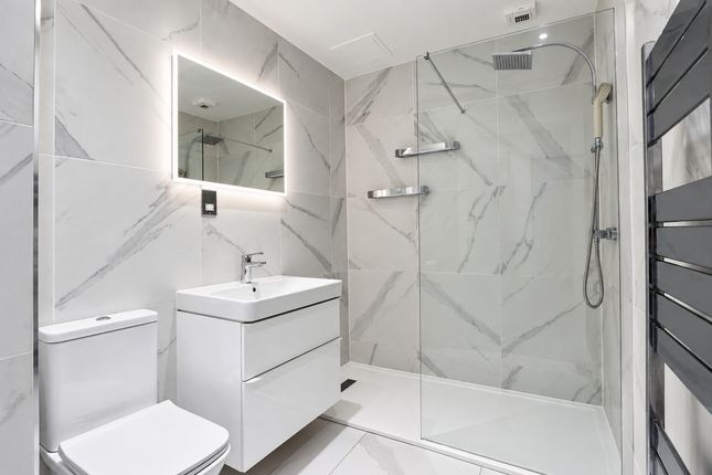 2-bed flat on Oldchurch Road, Romford, £200,000