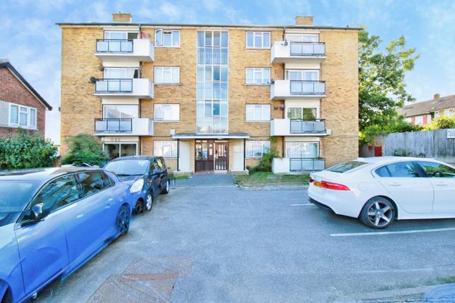 26, Hendon Gardens, Romford photo 2