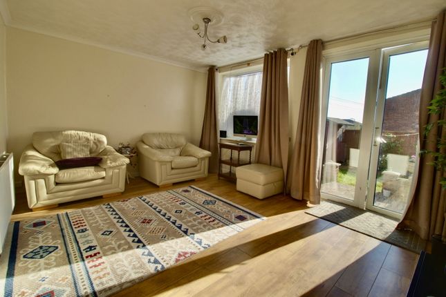 186a, Petersfield Avenue, Romford photo 2