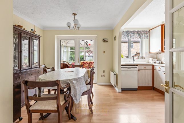 16 Graveney Road, Crawley photo 4