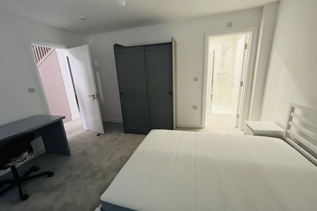 40 Ibbetson Path, Loughton photo 4