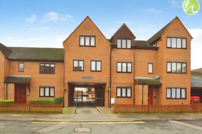1-bed flat on Flat 3 Runnymede Road, Rosslyn Court, Stanford-Le-Hope, £1,150/mo