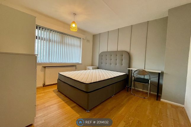 Room to rent in Gleanings Drive, Halifax