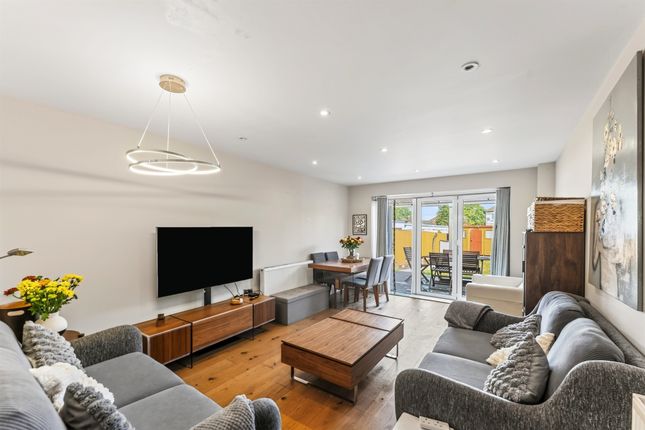 36, Florence Avenue, MORDEN photo 3