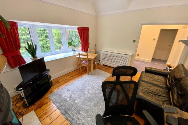 Flat to rent in Frithwood Avenue, Northwood