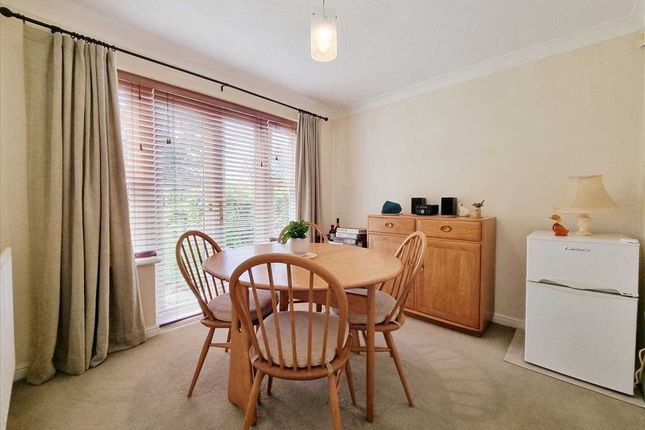 19, Hood Close, Sleaford photo 3