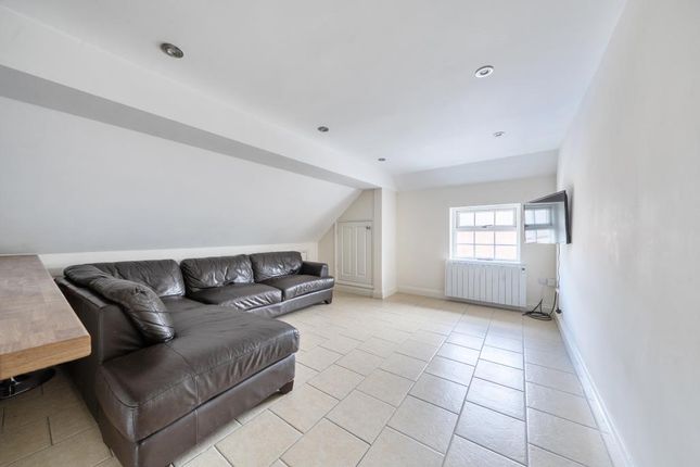 FLAT 5 THE MALT SHOVEL, Lambourn Woodlands, Hungerford photo 2
