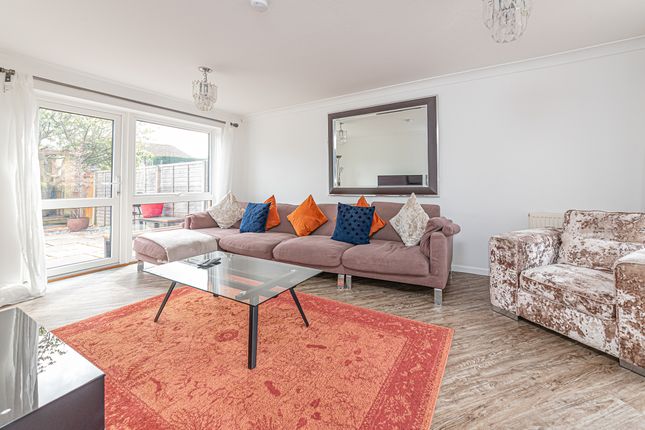 33 Cavendish Meads, Ascot photo 2