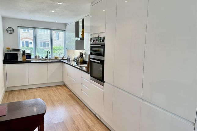 6, Norbury Avenue, Watford photo 3