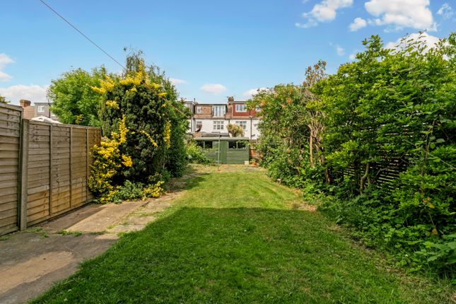 17, Meadow Close, London photo 4