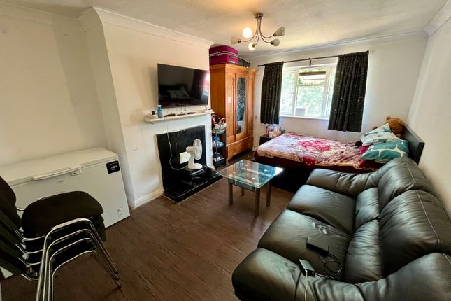 Flat 7 Old Ford House, Hilliers Lane, Beddington photo 2