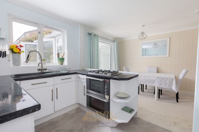 8 Lidsey Close, Crawley photo 2
