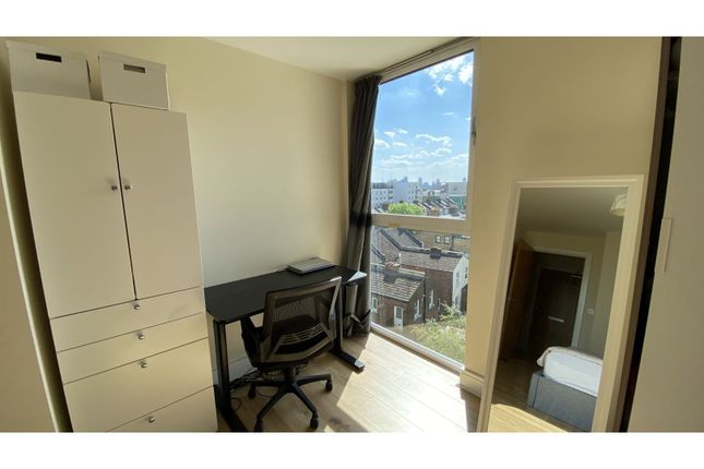 Flat 405/Westwood House, 54 Millharbour, London photo 4
