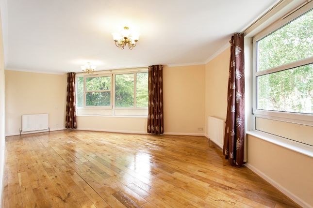 32, Heathside, WEYBRIDGE photo 2