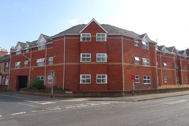Flat to rent in Winchester Street, Taunton