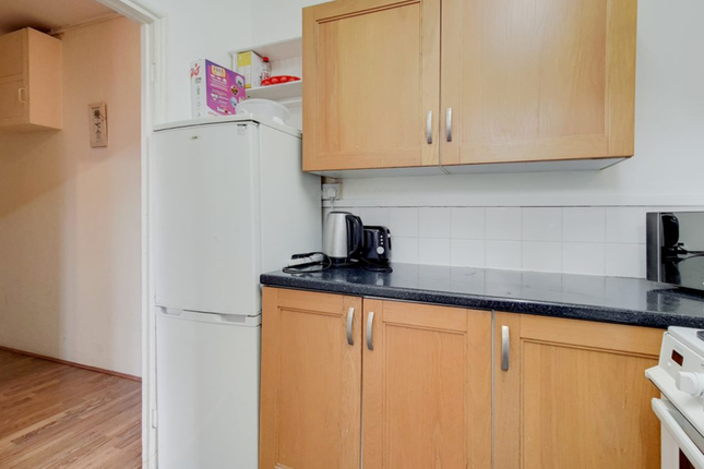 Room to rent in Maitland House, Bishops Way, Bethnal Green, London