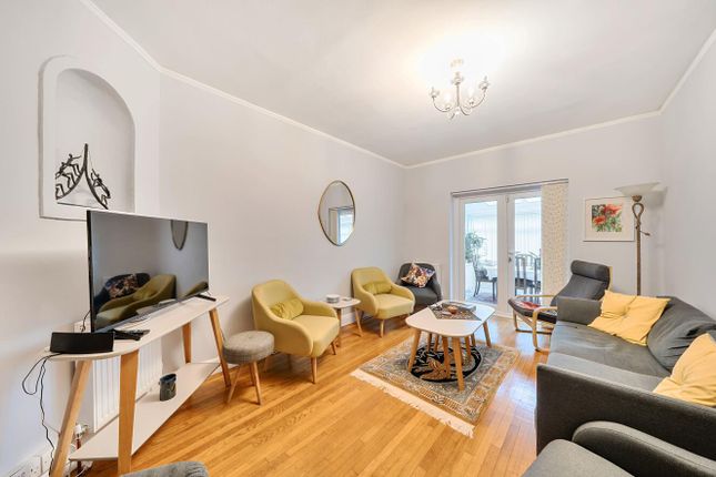 11, Wychwood Avenue, Edgware photo 2